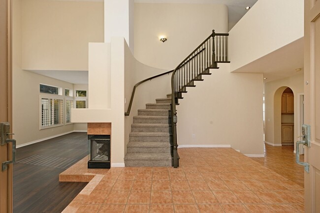 Building Photo - Large Beautiful Home in the Missions