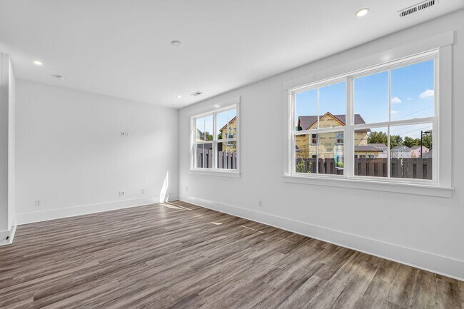 Building Photo - Modern Comfort in the Heart of Johns Island