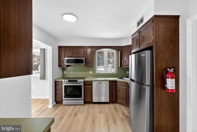 Building Photo - 154 Valleybrook Rd E