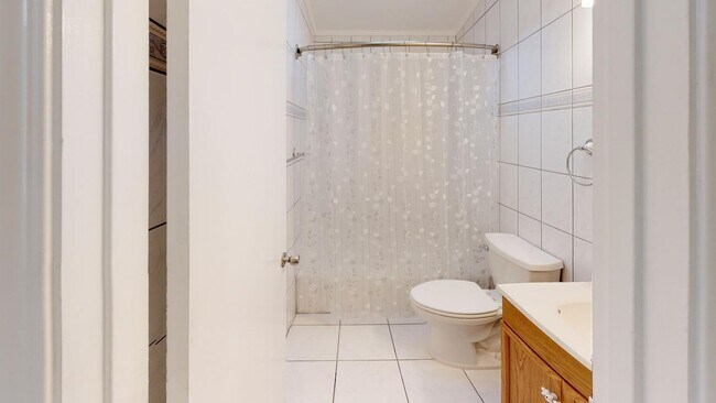 Building Photo - Room in 4 Bedroom Home at 921 Lakebird Dr