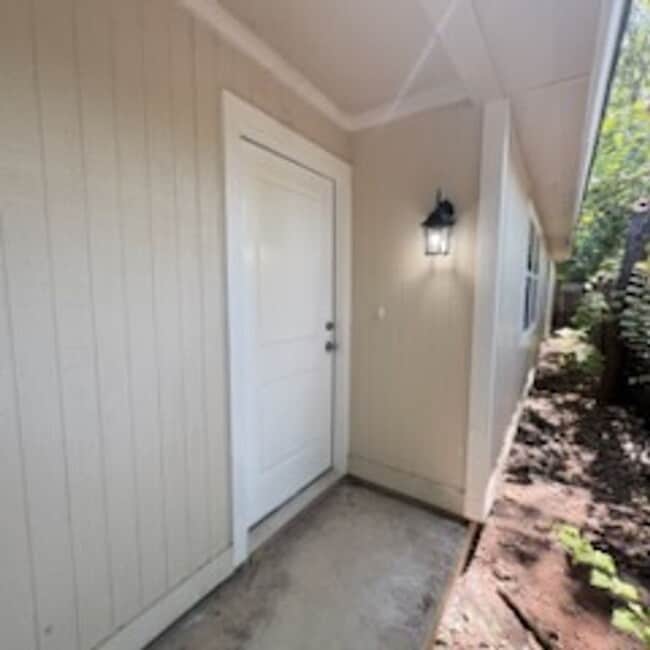 Building Photo - Beautiful newly remodeled 2/1 apartment!