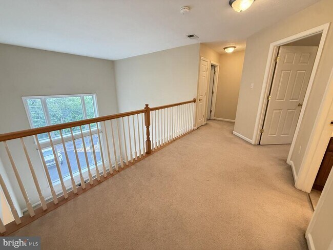 Building Photo - 1234 Lakeview Dr