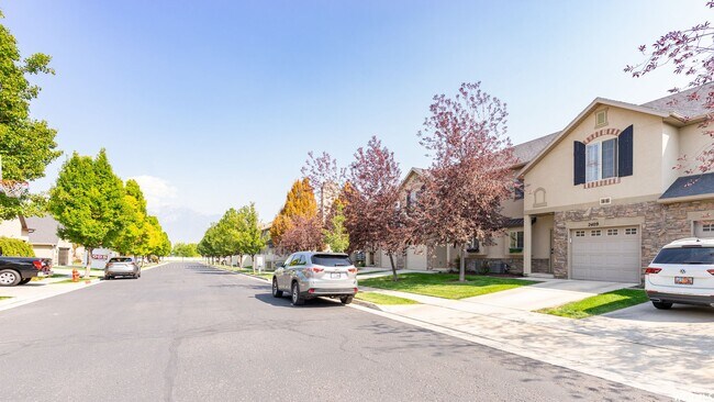 Building Photo - Beautiful Riverton Townhome in Gated Community w 1 car garage attached