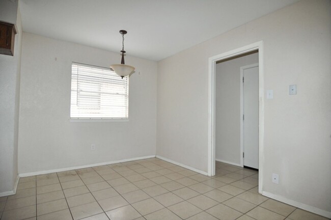 Building Photo - Spacious 3-2-2 home in Hurst!