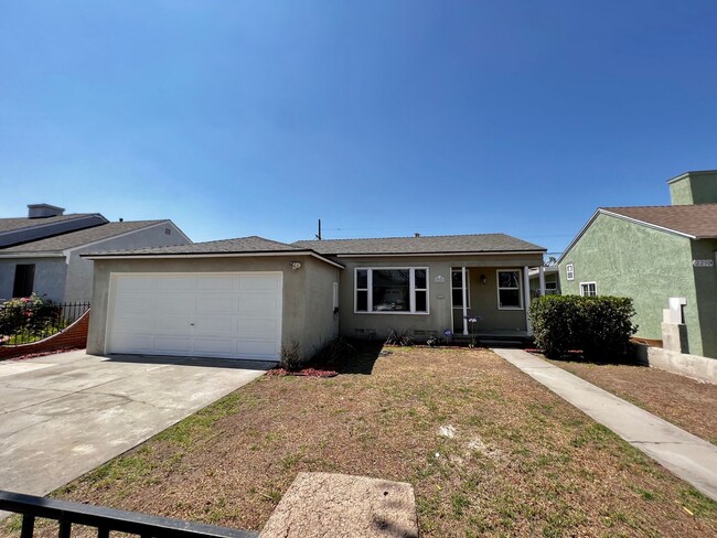 Building Photo - 4 BED HOUSE with Garage, Yard, Pets Consid...