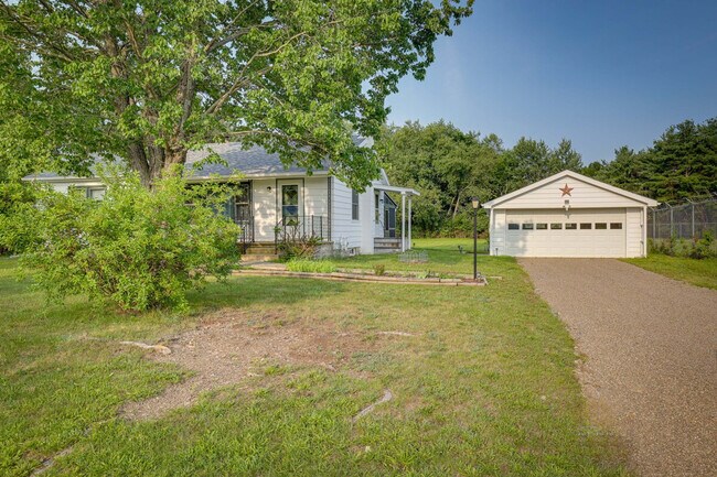 Building Photo - 2 Deo St