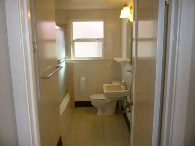 Building Photo - Spacious 1 Bedroom Apartment