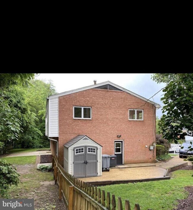 Building Photo - 1040 Warbler Pl