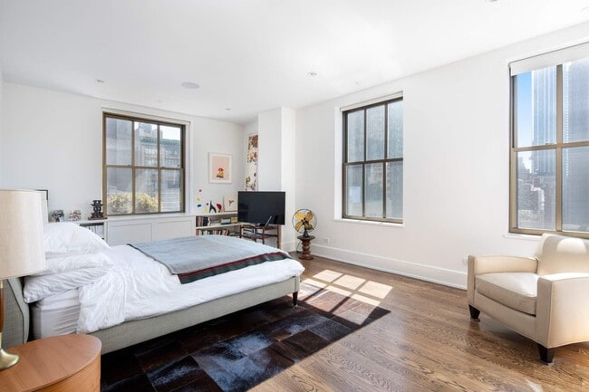 Building Photo - 130 W 30th St