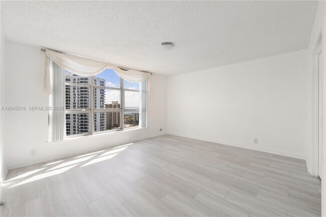 Building Photo - 3530 Mystic Pointe Dr