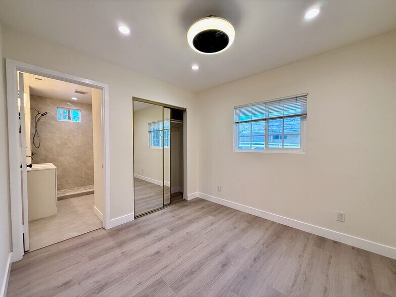 Building Photo - 1004 S Bruce Ln