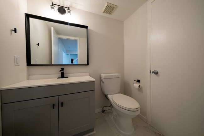 Building Photo - 2246 Flamingo Dr