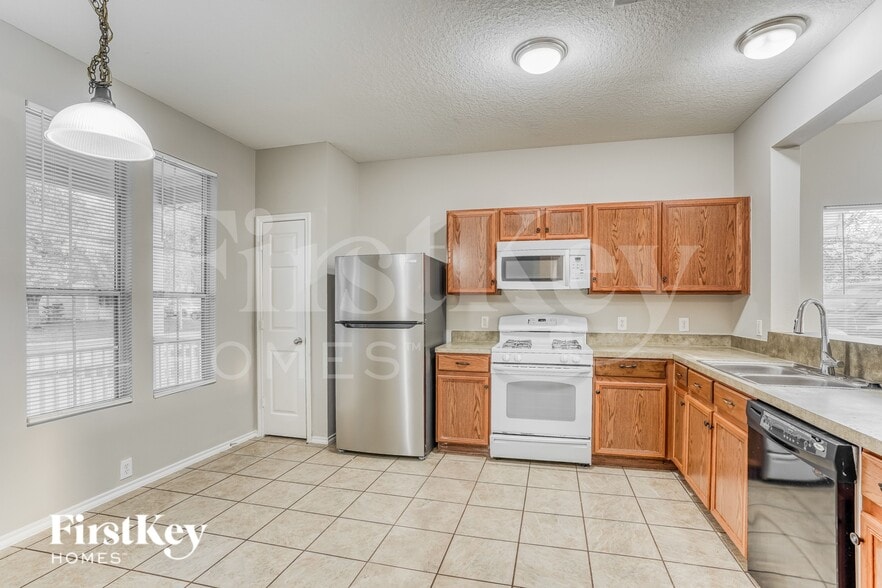 Building Photo - 6331 Scotchwood Dr