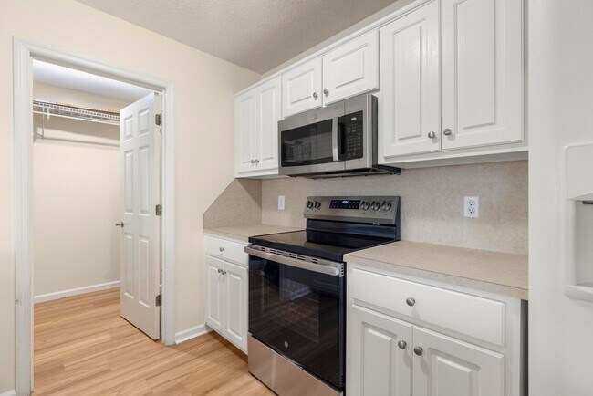 Building Photo - 3/2 Duplex Close to Tiger Town- Available ...