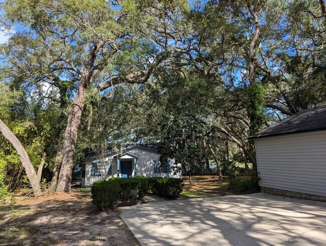 Building Photo - Lakefront Living on Little Lake Geneva – Main Home + Private In-Law Suite!