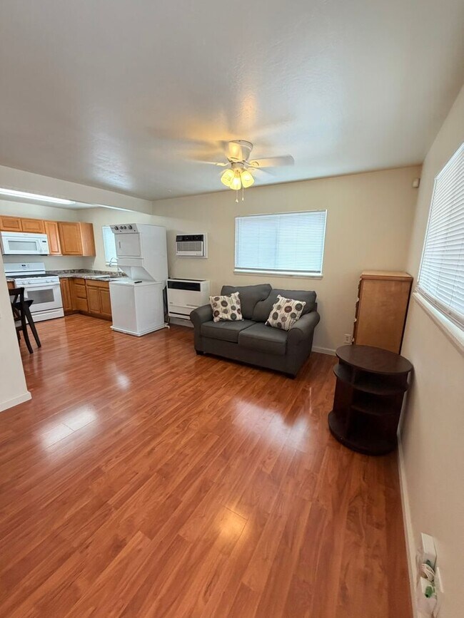 Building Photo - Furnished Studio Apartment in Midtown