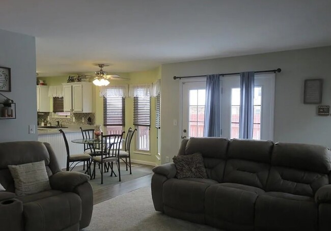 Kitchen dining space - 8686 Chauncy Pl