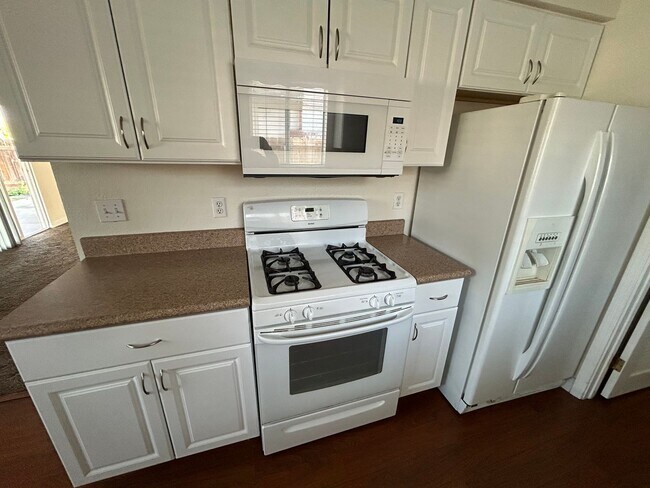 Building Photo - 3 bedroom 2 bathroom in SW Visalia