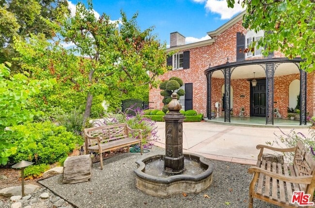 Building Photo - 516 S Rimpau Blvd