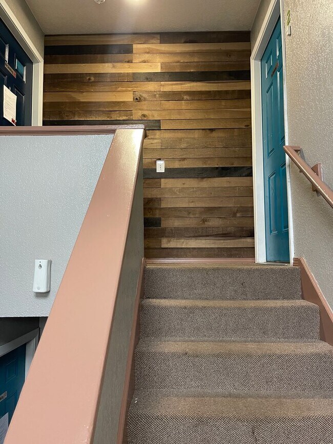 Building Photo - 3 Bed/1 Bath - Heat included!