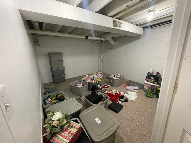 Building Photo - 3840 E 10th St