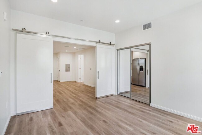 Building Photo - 951 S Wilton Pl