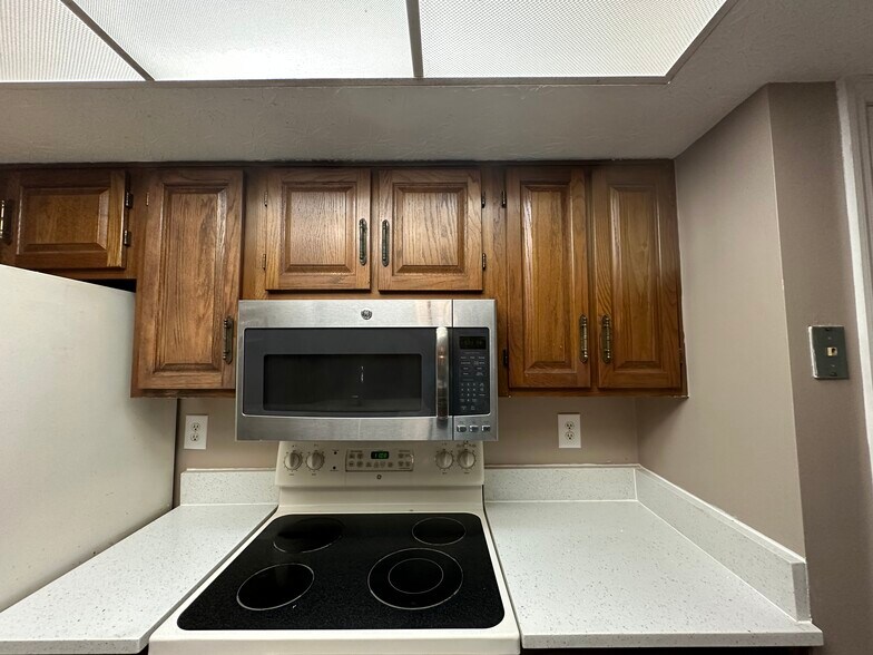 Building Photo - 7043 Muirfield Dr