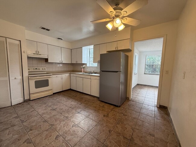 Building Photo - Spacious 3 bedroom 2 bath home with garage  Coming Soon! Available March 16th