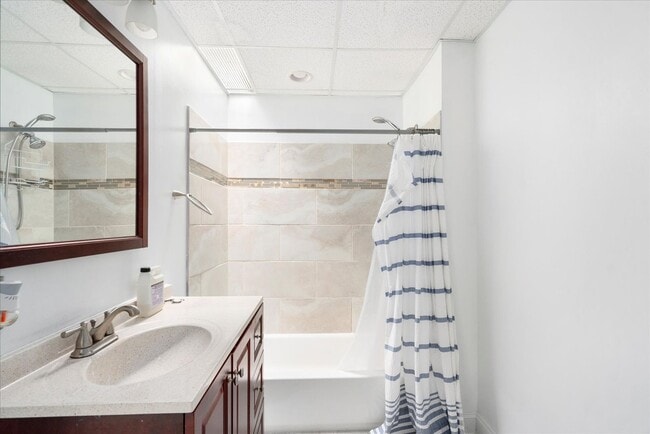 Building Photo - Stylish & Spacious 2 Bed, 1 Bath Home