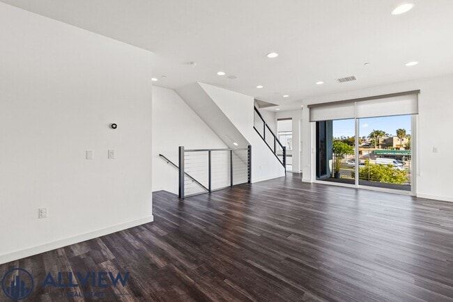 Building Photo - Beautiful three story live/work townhome i...
