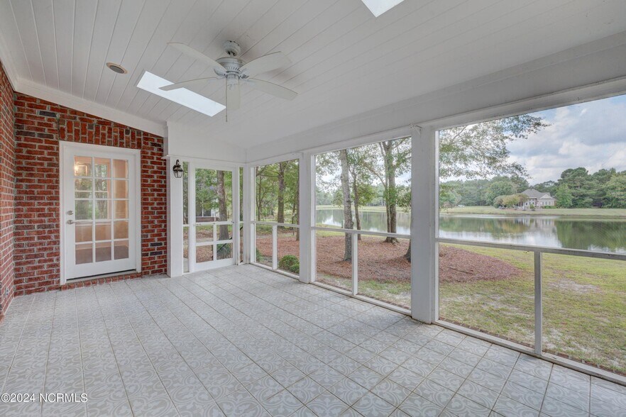 Building Photo - 140 River Woods Dr