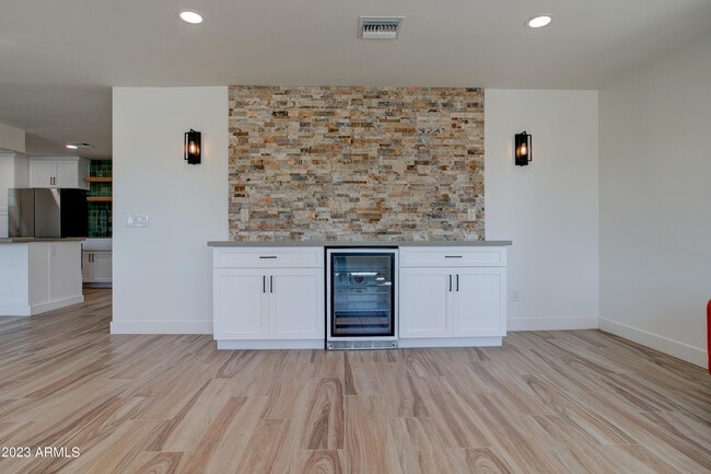 Building Photo - 4806 S La Rosa Dr