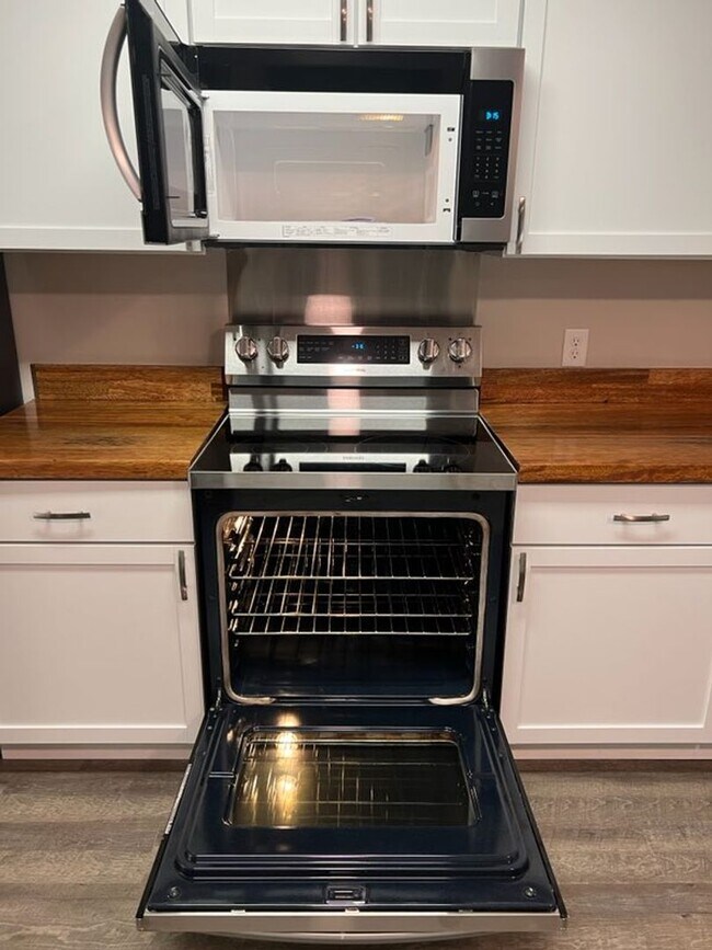 Building Photo - Gorgeous Home in the Heart Hinesville