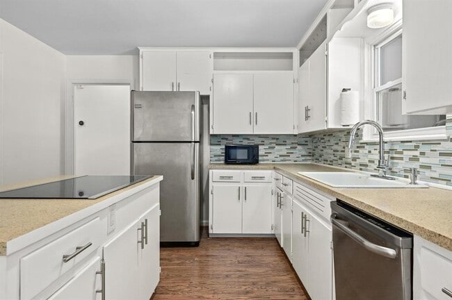 Building Photo - 1607 Glencrest Dr