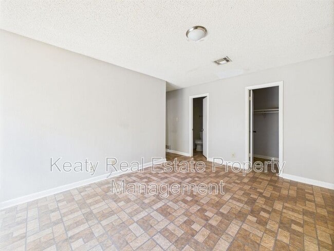 Building Photo - 513 Fox Run Ave