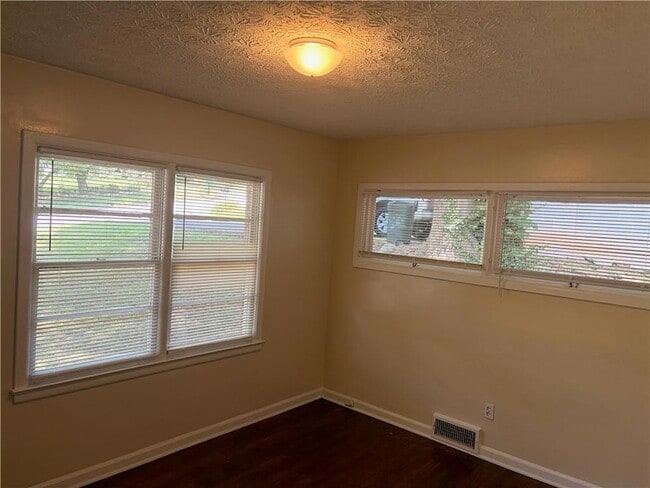 Building Photo - 2064 Montrose Dr