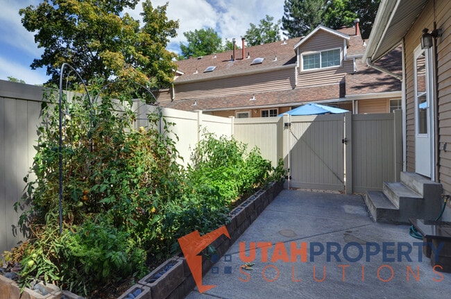 Building Photo - 687 E Countryside Ct