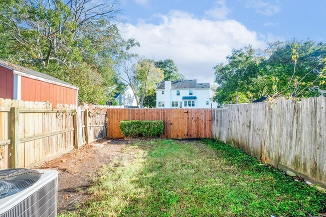 Building Photo - Open floor plan with 2 primary suites. Ava...