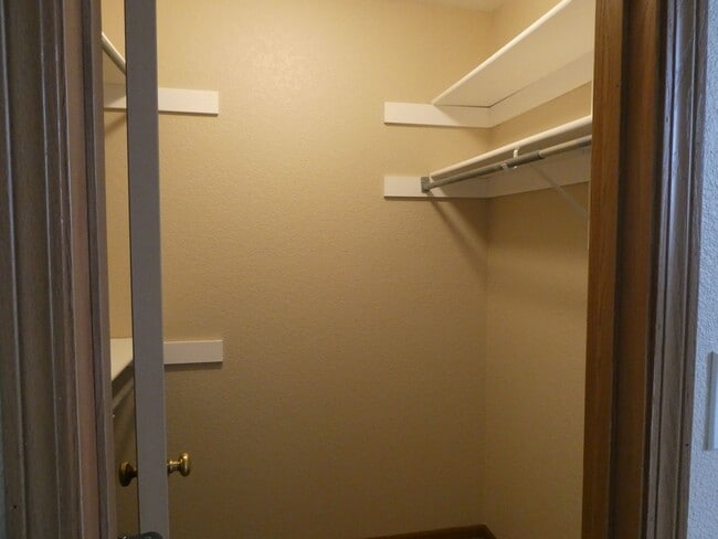 Building Photo - 3 Bedroom 2.5 bath Duplex in Blue Springs