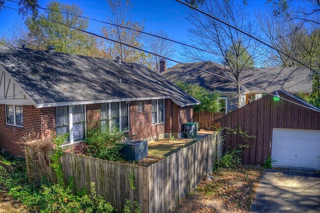 Building Photo - Gorgeous, renovated Midtown 3/1.