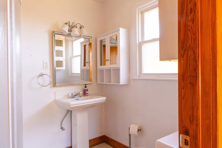 3rd full bath - 3311 River Rd