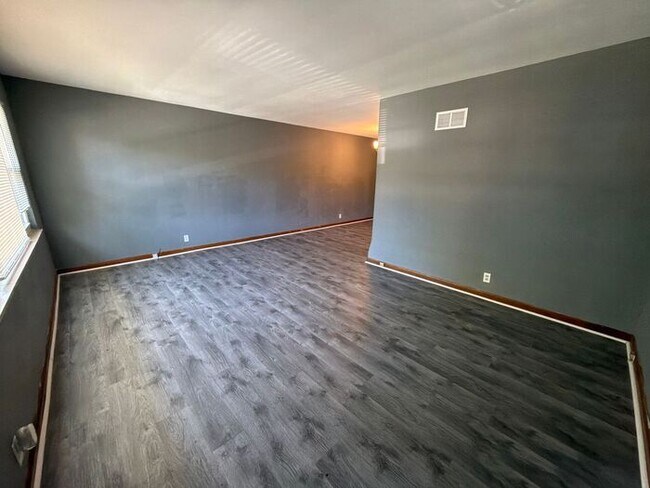 Building Photo - Charming 2-Bedroom First-Floor Apartment with Basement