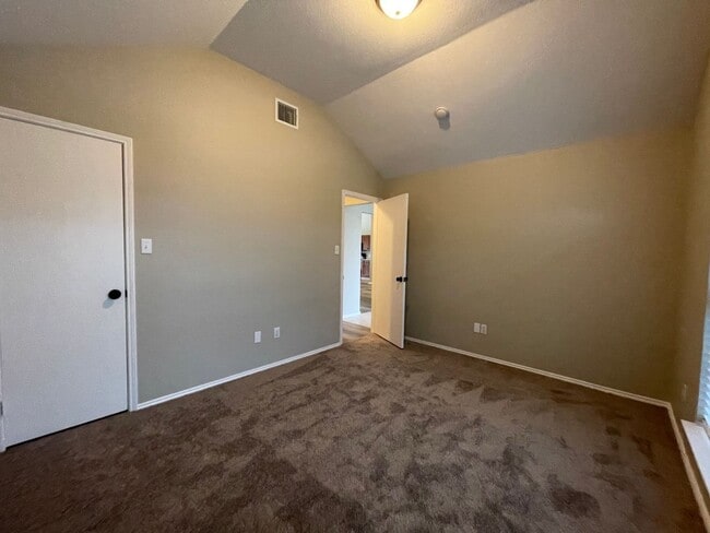 Building Photo - COMING SOON - 3 BEDROOM 2 BATH HOME IN SW ...
