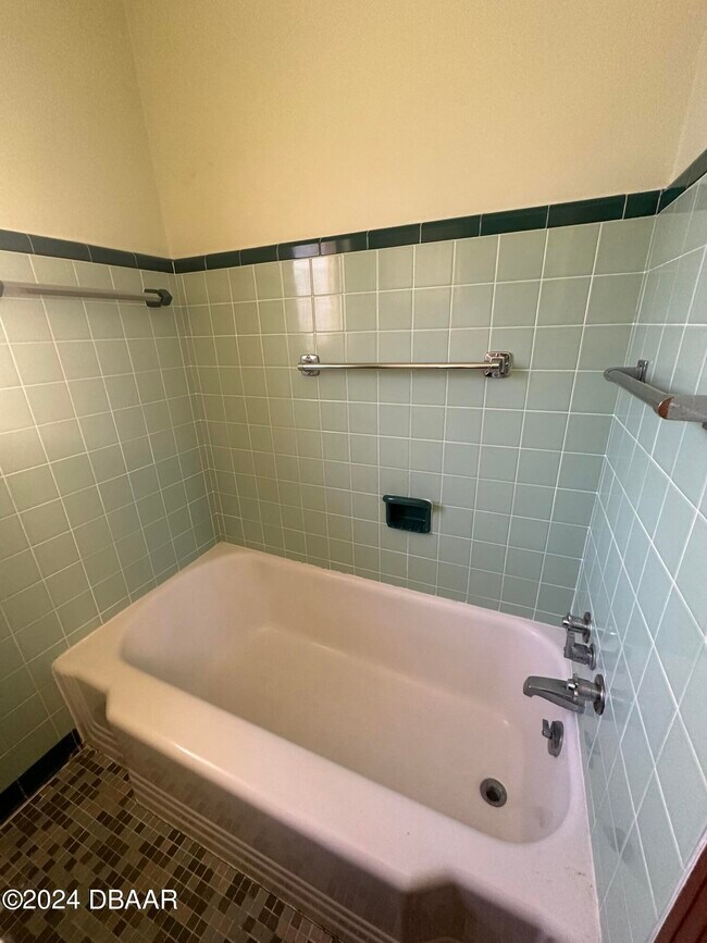 Building Photo - 736 White St