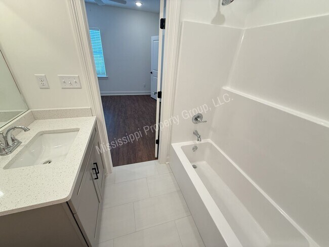 Building Photo - 3BR/3.5BA South Grove For Rent