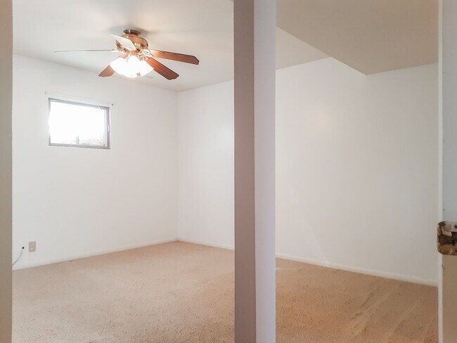 Building Photo - PET FRIENDLY 3 BED/ 2 BATH WITH GARAGE