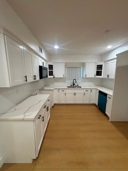 Building Photo - 5526 S Wilton Pl