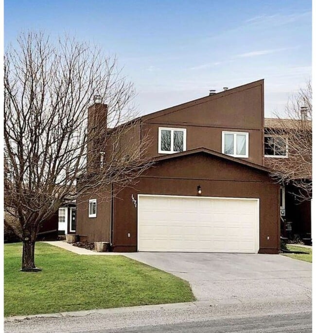 Building Photo - House- NW