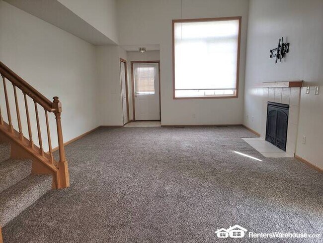 Building Photo - Available now! A gorgeous 2 bedroom, 1 1/2 bath end unit townhome in Farmington!