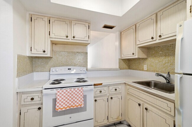 Building Photo - 1333 E Hallandale Beach Blvd